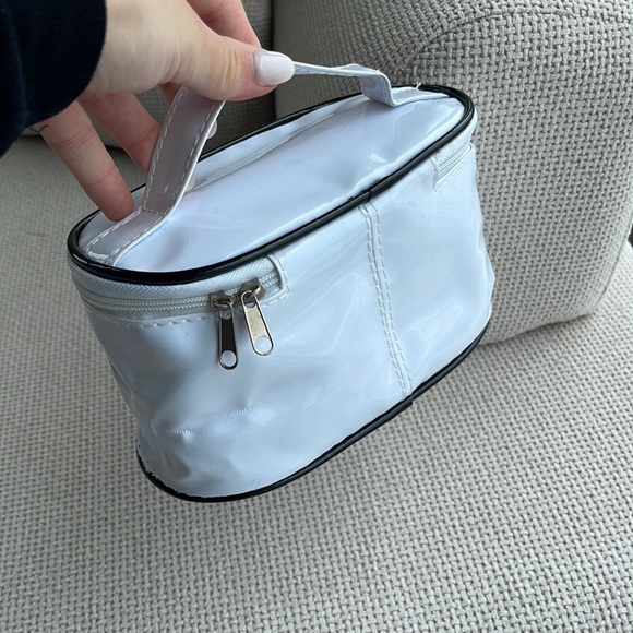 New York Fashion Week Cosmetic Case White/Black - Picture 4 of 4